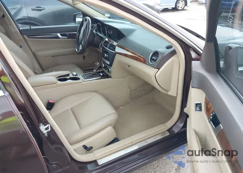 2012 Mercedes-Benz C 300 Luxury 4Matic z USA, uszkodzony, nr VIN WDDGF8BB0CR225681